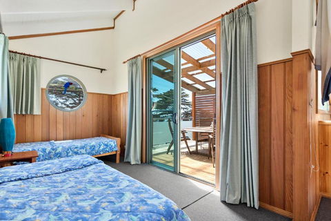 Black Dolphin Waterfront Townhouse Bay Views - Tourism Caloundra 3