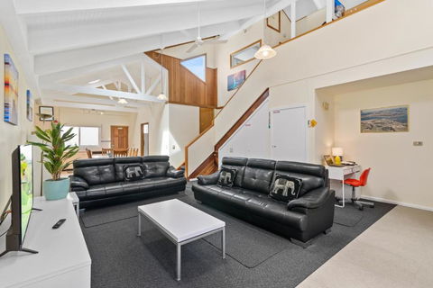 Black Dolphin Waterfront Townhouse Bay Views - Tourism Caloundra 4