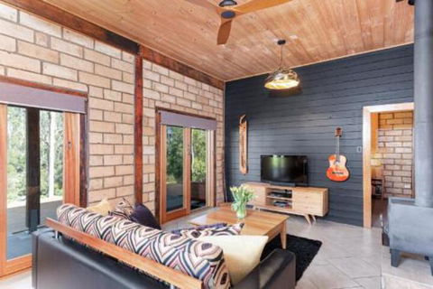 Falls River Luxury Accommodation - Tourism Caloundra 2