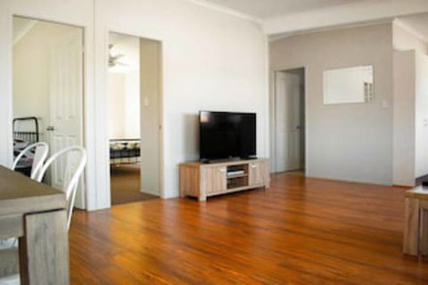 High View Cottage - Tourism Caloundra 0