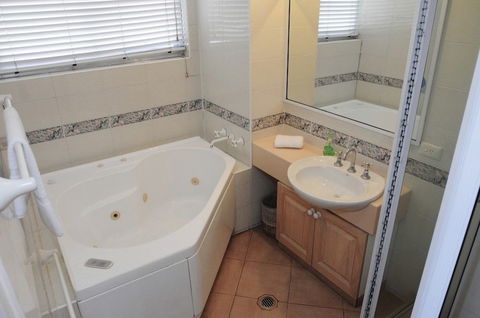 Anglesea Beachfront Court Holiday Units - Tourism Caloundra 2