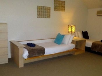 Ironbark - Deluxe Family Townhouse - Tourism Caloundra 1