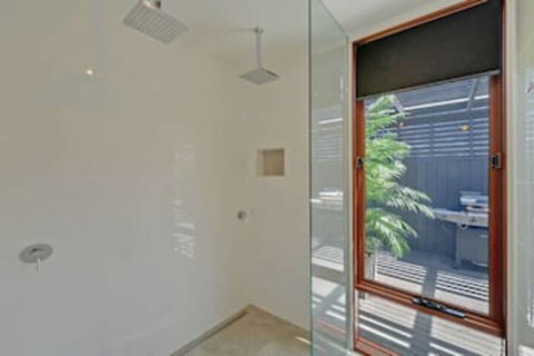 Amazing Unique Five-Star Waterfront Retreat - Tourism Caloundra 5