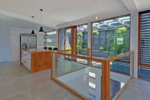 Amazing Unique Five-Star Waterfront Retreat - Tourism Caloundra 3