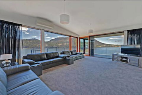 Amazing Unique Five-Star Waterfront Retreat - Tourism Caloundra 7