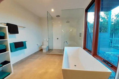 Amazing Unique Five-Star Waterfront Retreat - Tourism Caloundra 6