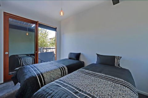 Amazing Unique Five-Star Waterfront Retreat - Tourism Caloundra 4
