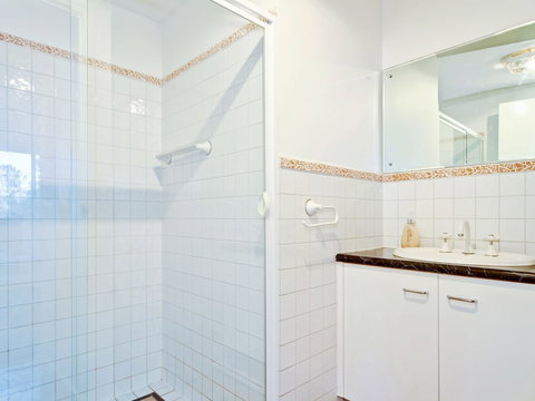 Through The Looking Glass - Tourism Caloundra 2