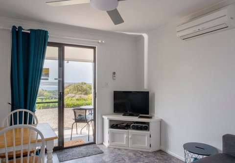 Emu Bay Holiday Homes - Tourism Caloundra 3