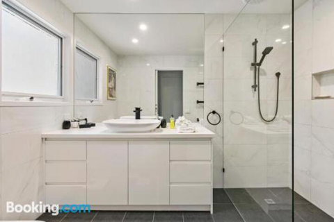 Koonya Beach Escape - Tourism Caloundra 7