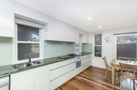 JOHANSSONS PERCH COTTAGE - Tourism Caloundra 4