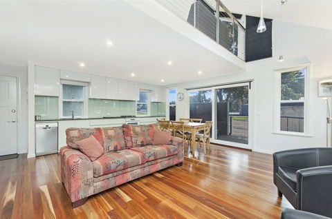 JOHANSSONS PERCH COTTAGE - Tourism Caloundra 0