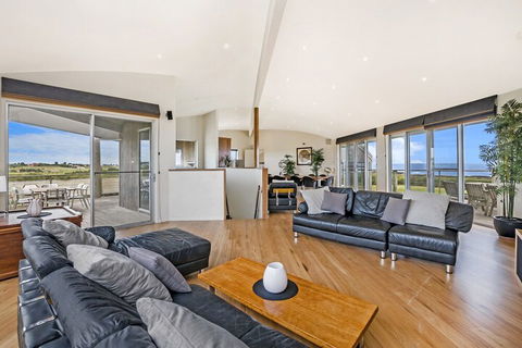 HEARNS BEACH HOUSE - Tourism Caloundra 1