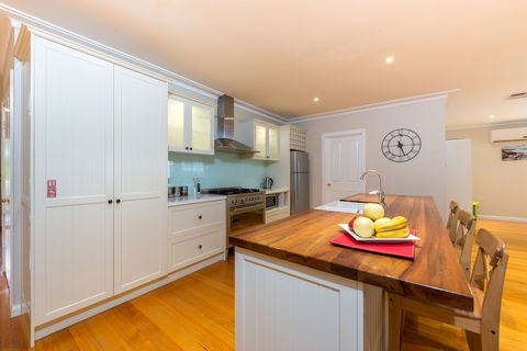 Lovely 5BR House Walk To Train And Shops - Tourism Caloundra 2
