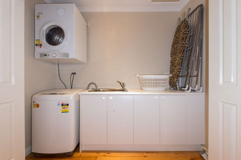 Lovely 5BR House Walk To Train And Shops - Tourism Caloundra 0