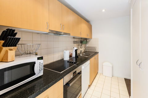 NAOMI, 2BDR South Melbourne Apartment - Tourism Caloundra 4