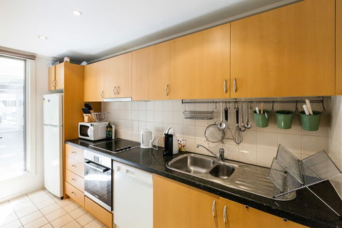 NAOMI, 2BDR South Melbourne Apartment - Tourism Caloundra 3