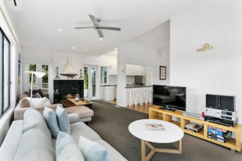 Tallarook Beach House - Tourism Caloundra 0