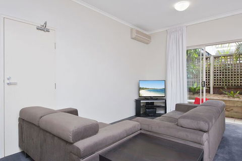 Zenith Studio Unit 4 / 10 Messines Street - Tourism Caloundra 2