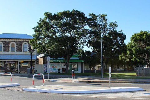 Royal Exchange Hotel - Tourism Caloundra 1