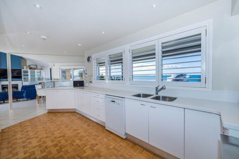 Waterfront Wonderland Foreshore Drive 41 - Tourism Caloundra 2