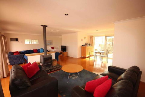 Verona Vineyard Cottage - Tourism Caloundra 7