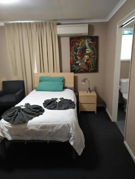 Irish Club Accommodation - Tourism Caloundra 3