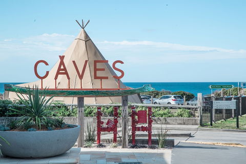 Caves Coastal Bar & Bungalows - Tourism Caloundra 2