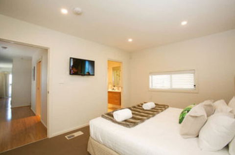 Caves Coastal Bar & Bungalows - Tourism Caloundra 3