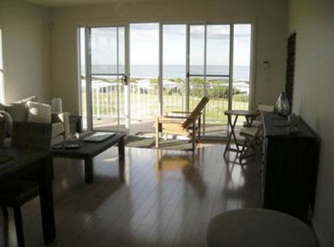 Caves Coastal Bar & Bungalows - Tourism Caloundra 4