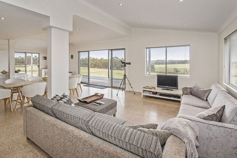 Margaret River Farmhouse - Tourism Caloundra 4