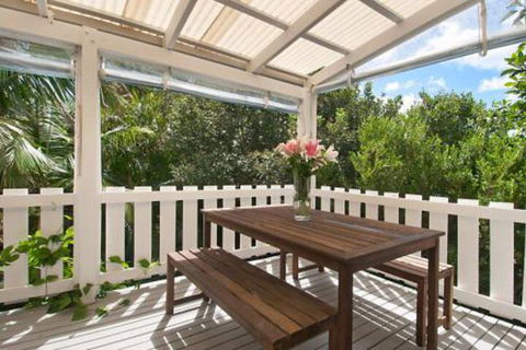 Carolyns Beach House - Tourism Caloundra 4