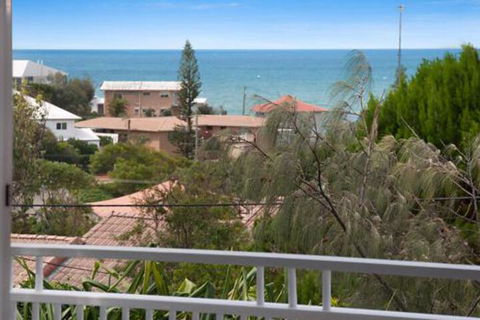Carolyns Beach House - Tourism Caloundra 7