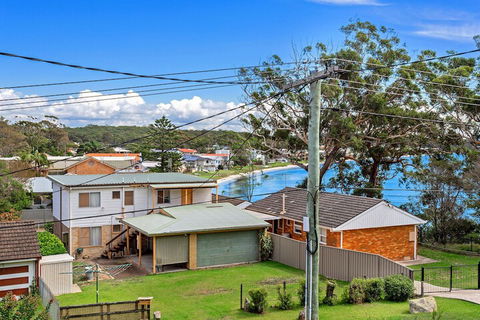 Randall Family Retreat 22B Randall Drive - Tourism Caloundra 1