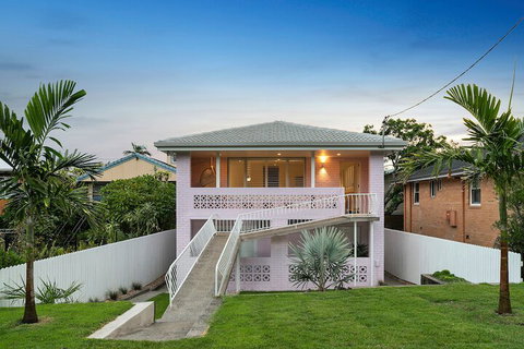 A PERFECT STAY Sunset Beach Summer Breeze - Tourism Caloundra 1