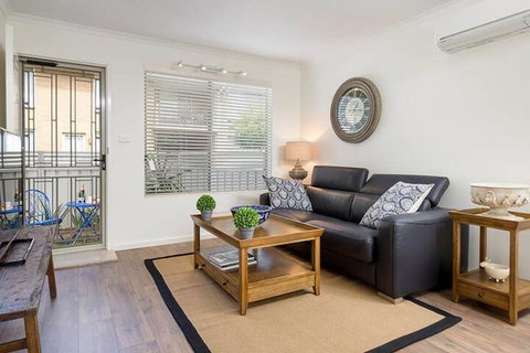 Rustic Charm Central & Sophisticated - Tourism Caloundra 4