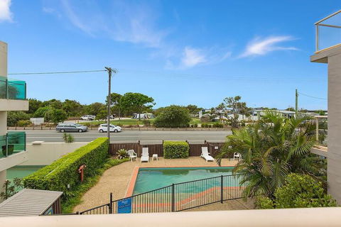 BEACH BLISS LUXURIOUS APARTMENT With POOL - Tourism Caloundra 1