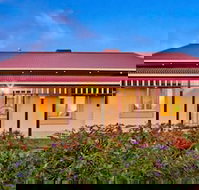 Adelaide 4 Bedroom House with Pool - Tourism Caloundra