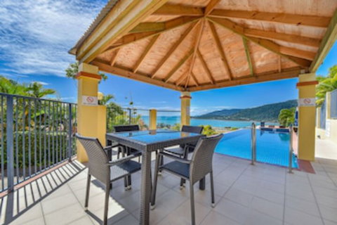 Ocean Views Galore - Airlie Beach - Tourism Caloundra 0