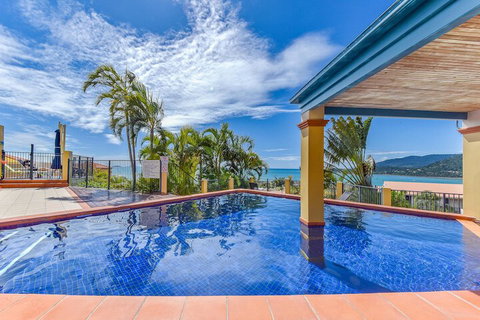 Ocean Views Galore - Airlie Beach - Tourism Caloundra 2