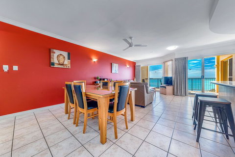 Ocean Views Galore - Airlie Beach - Tourism Caloundra 6