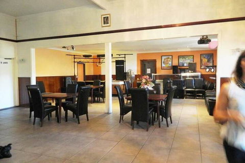 Carlon's Hotel - Tourism Caloundra 4