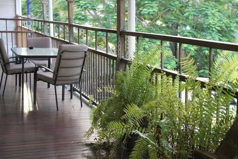 Carlon's Hotel - Tourism Caloundra 5