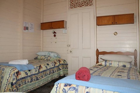 Carlon's Hotel - Tourism Caloundra 2