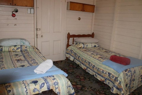 Carlon's Hotel - Tourism Caloundra 3