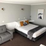 Country Roads Motor Inn - Tourism Caloundra 0