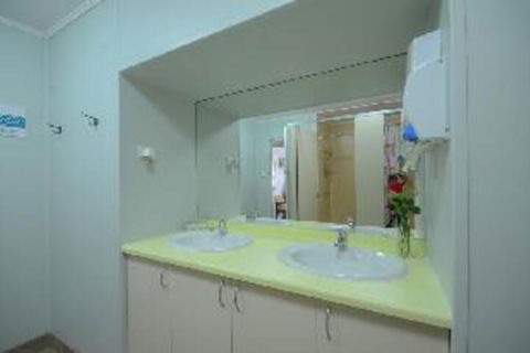 Travellers Rest Guesthouse - Tourism Caloundra 0