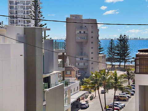 Woobera Unit 14 On The Hill Overlooking Tweed Heads & Coolangatta - Tourism Caloundra 3