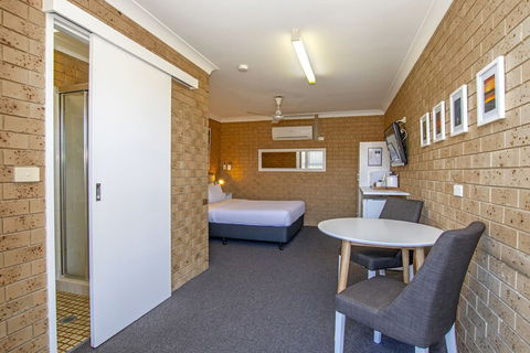 Coast Inn Motel - Tourism Caloundra 5
