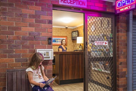 Coast Inn Motel - Tourism Caloundra 2